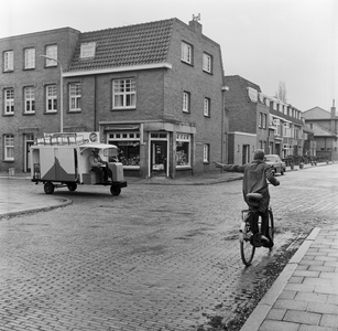 125495 Afbeelding van een linksafslaande fietser op de kruising van de Pieter Saenredamstraat en de Jacob van ...